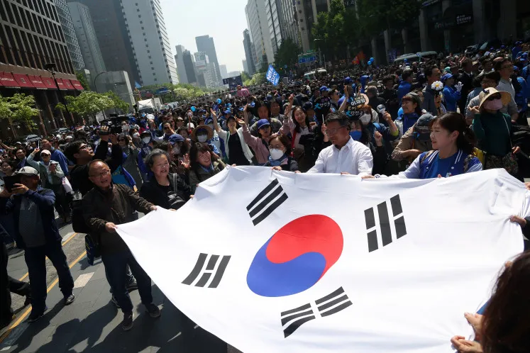 South Korea's Presidential Contenders Launch Campaigns Amid Economic Concerns