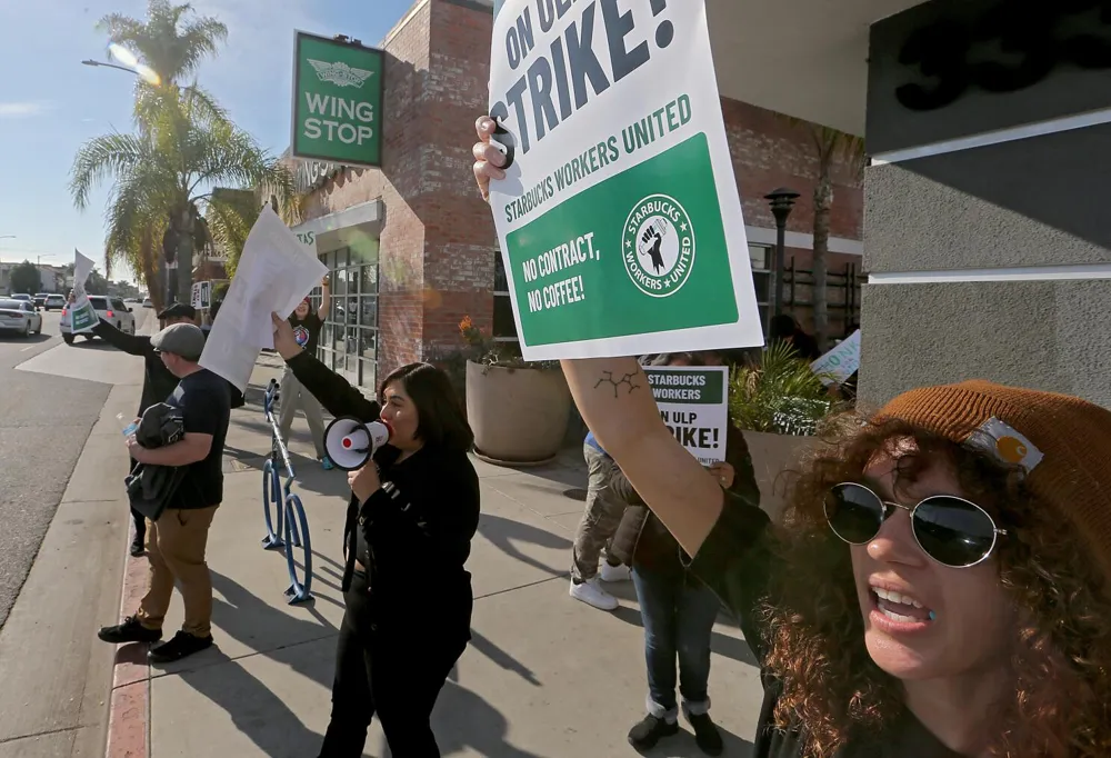 Starbucks Baristas Vote to Strike if Contract Issues Persist
