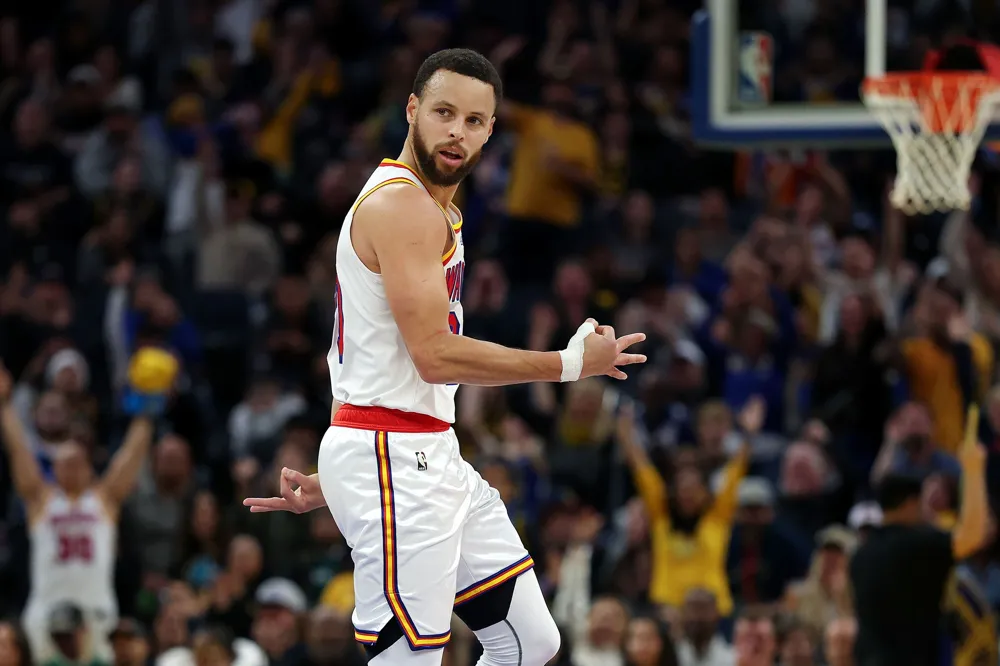 Steph Curry's Historic Game Leads Warriors to Victory Over 76ers