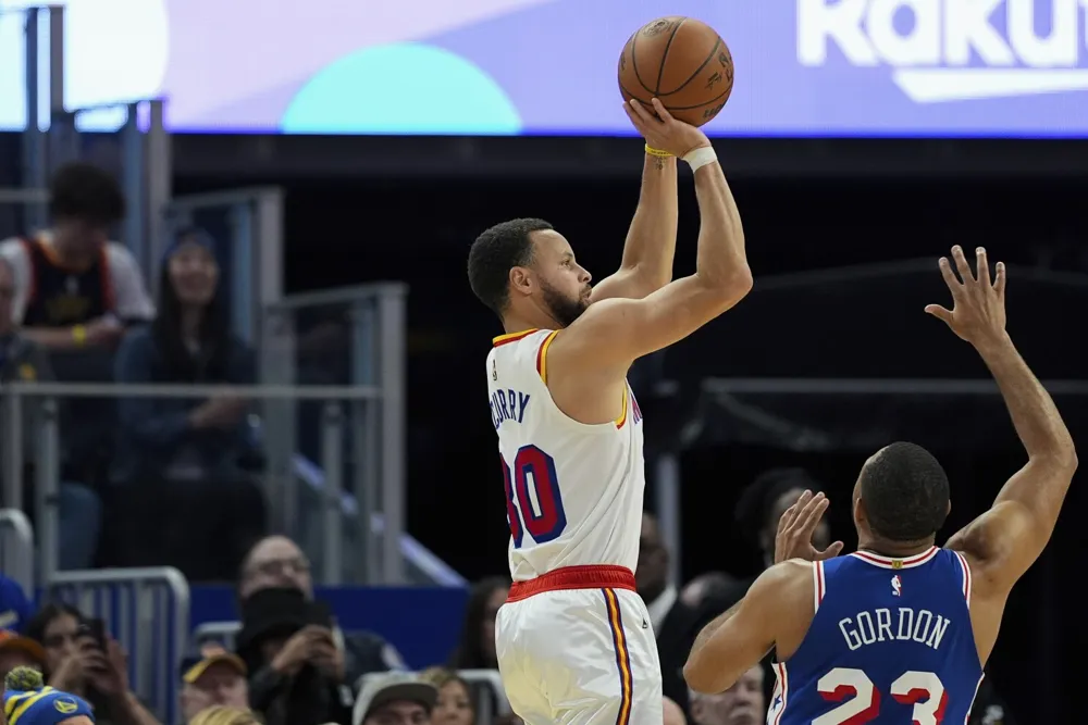 Stephen Curry leads Warriors' victory with 30 points, perfect from 3-point range against 76ers