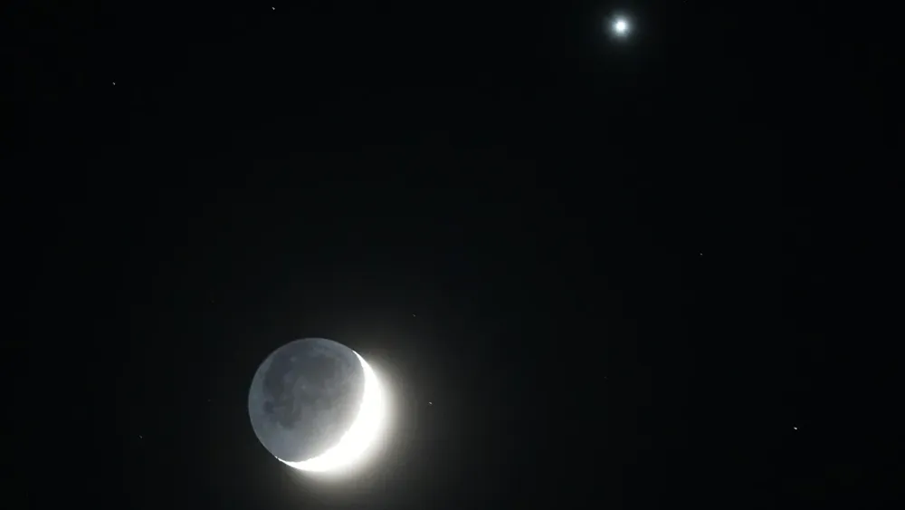 Stunning Celestial Show: Venus and Moon Align with Quadrantid Meteors