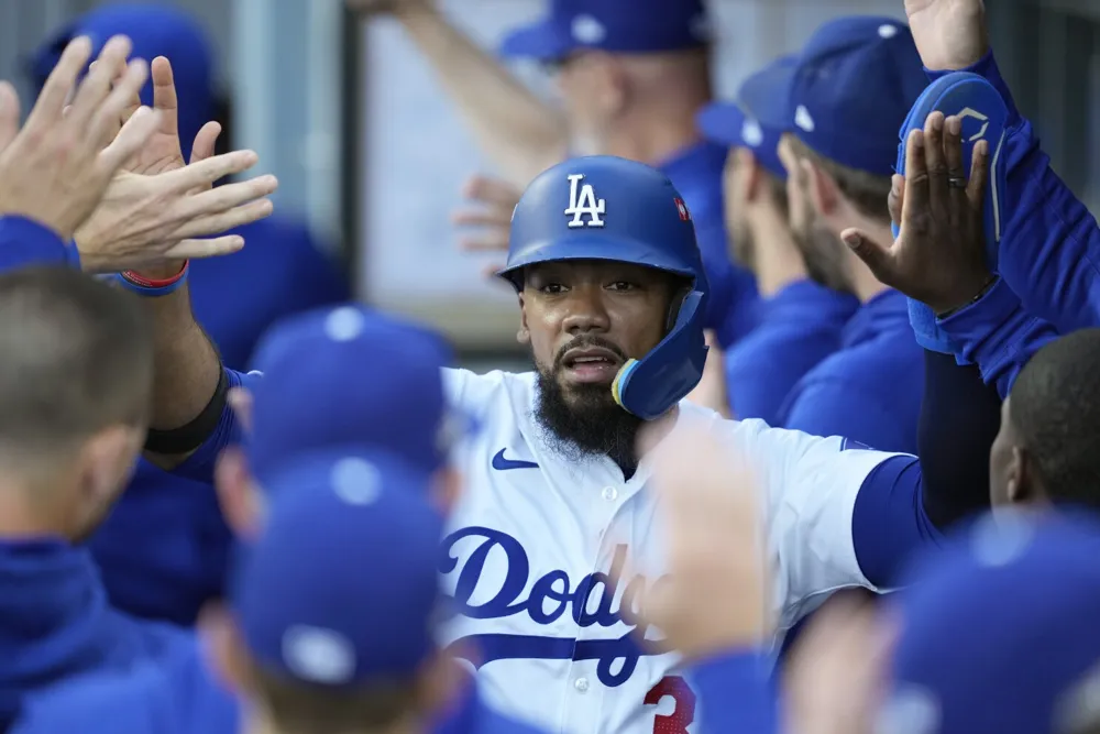 Teoscar Hernández re-signs with Dodgers for three years, returning to right field