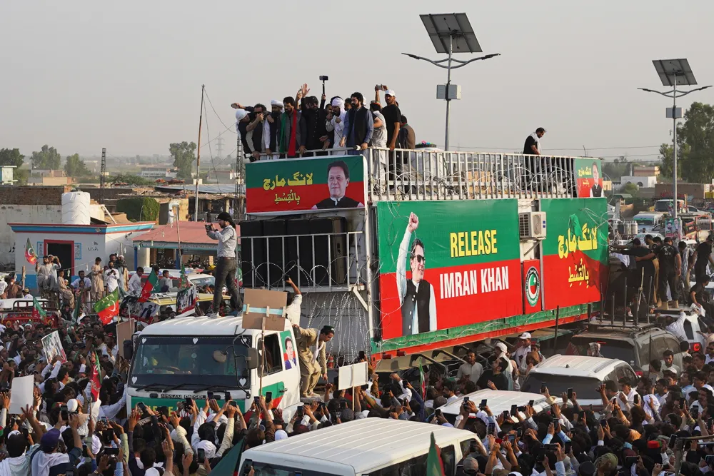 Thousands March in Pakistan Demanding Release of Jailed Ex-PM Imran Khan