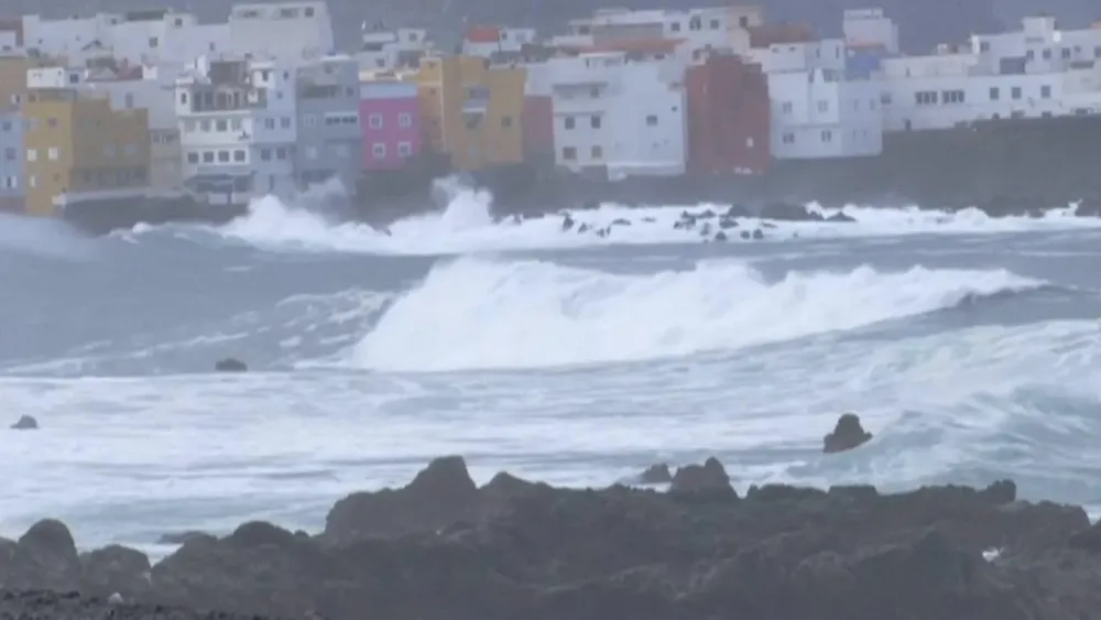 Three fatalities and 15 injuries reported due to severe waves in Tenerife