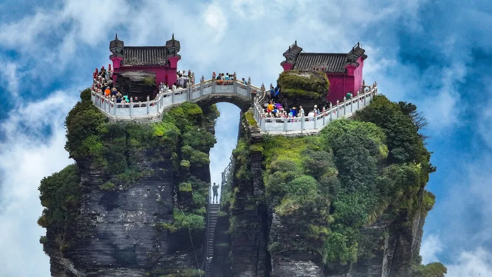 Tourism Decline in China Despite Visa-Free Policies