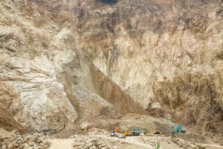 Death toll rises to 14 in Indonesia quarry collapse