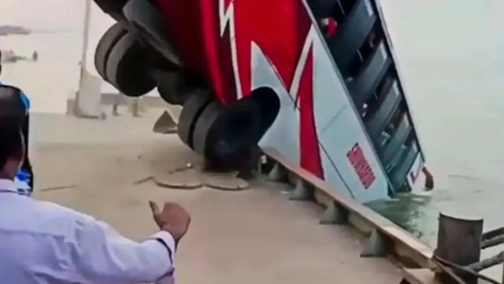 Tragic bus accident in Bangladesh leads to at least 24 fatalities in Padma River plunge