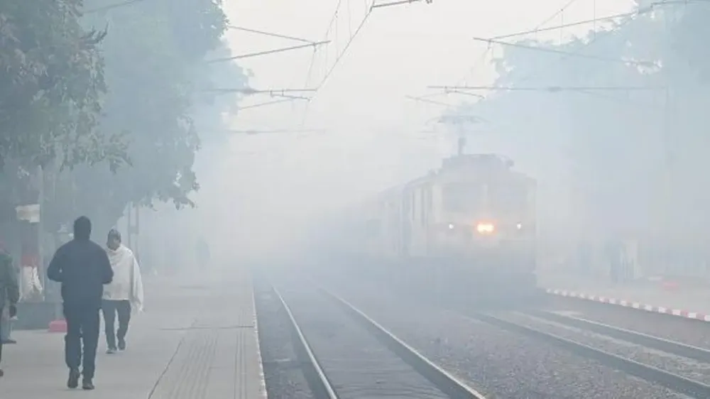 Travel Disruption in Delhi Amid Severe Fog and Poor Air Quality