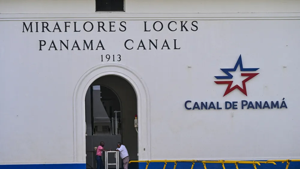 Trump Advocates for Free Passage of U.S. Ships Through Panama and Suez Canals