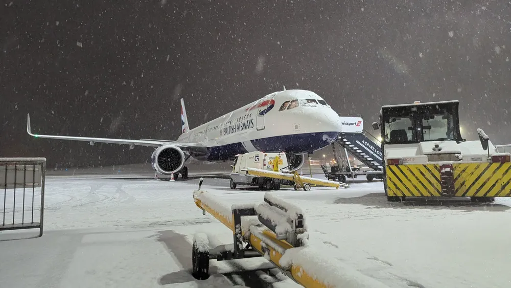 UK Airports Disrupt Operations Amid Heavy Snow and Ice Conditions