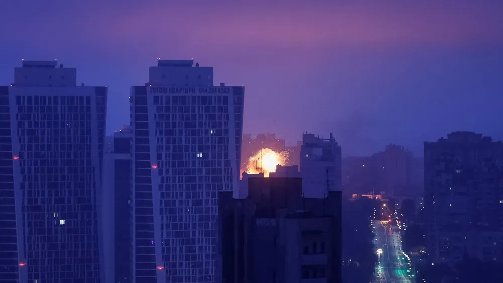 Ukrainian Drone Strikes Disrupt Moscow Airports Amid Hopes for Ceasefire Talks