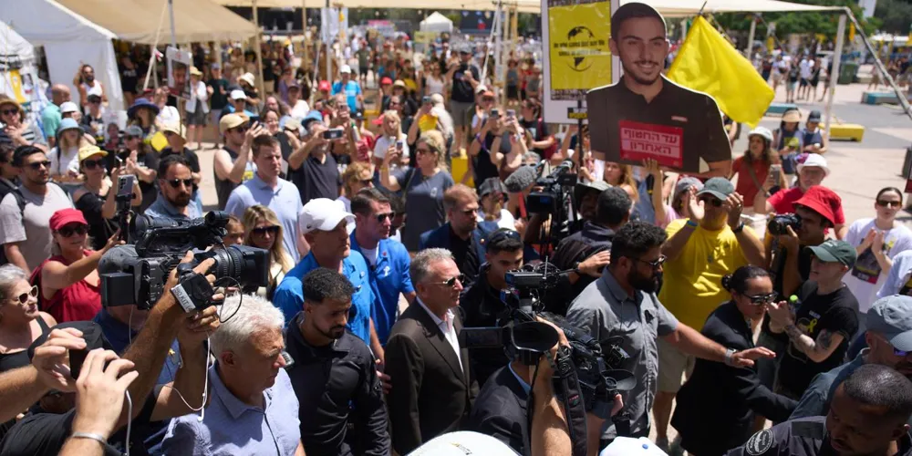 US Envoy Steve Witkoff Engages with Families of Israeli Hostages in Tel Aviv