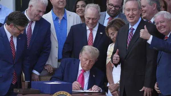 Trump Signs Landmark GENIUS Act, Regulatory Framework for Stablecoins