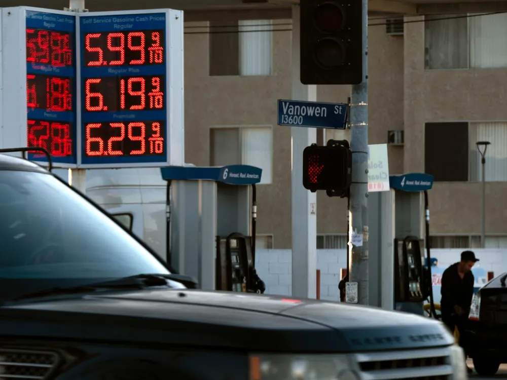 US Inflation Rises to 3.7% in September, Heightening Economic Concerns Ahead of Midterm Elections