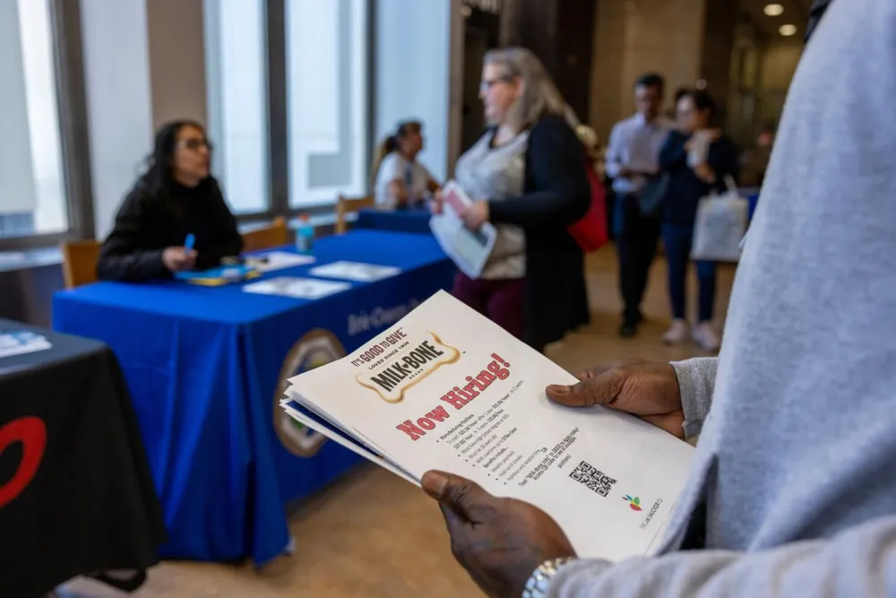 US jobless claims drop to 216,000, indicating stability in an uncertain labor market