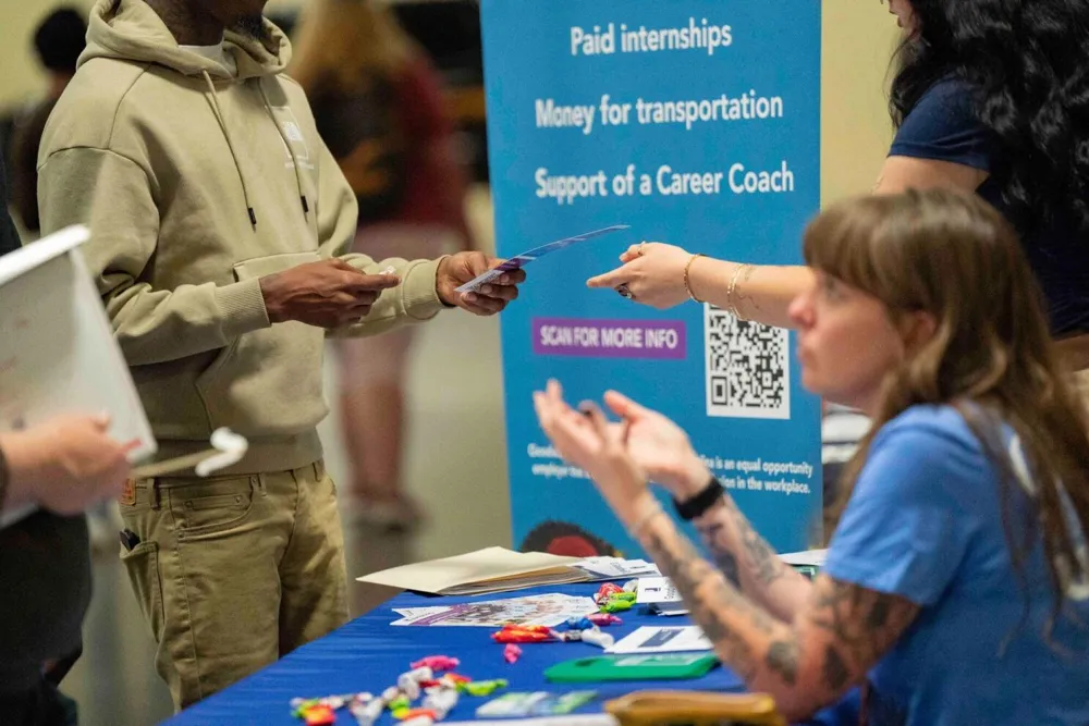 US Jobless Claims Increase Modestly Amid Stable Labor Market