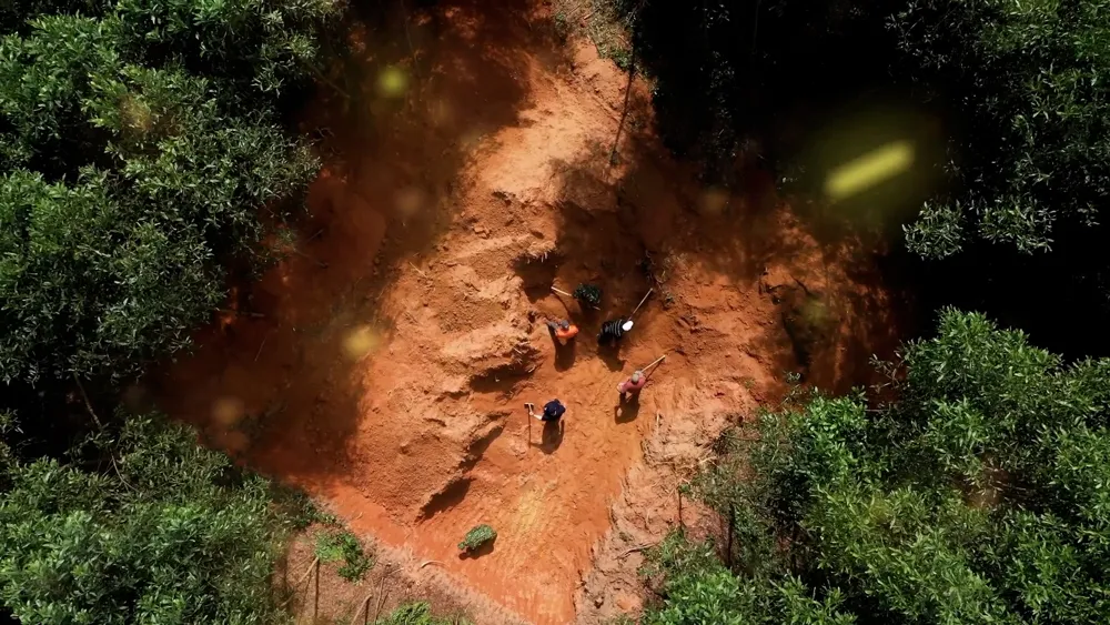 US veterans return to Vietnam to uncover mass graves from the war