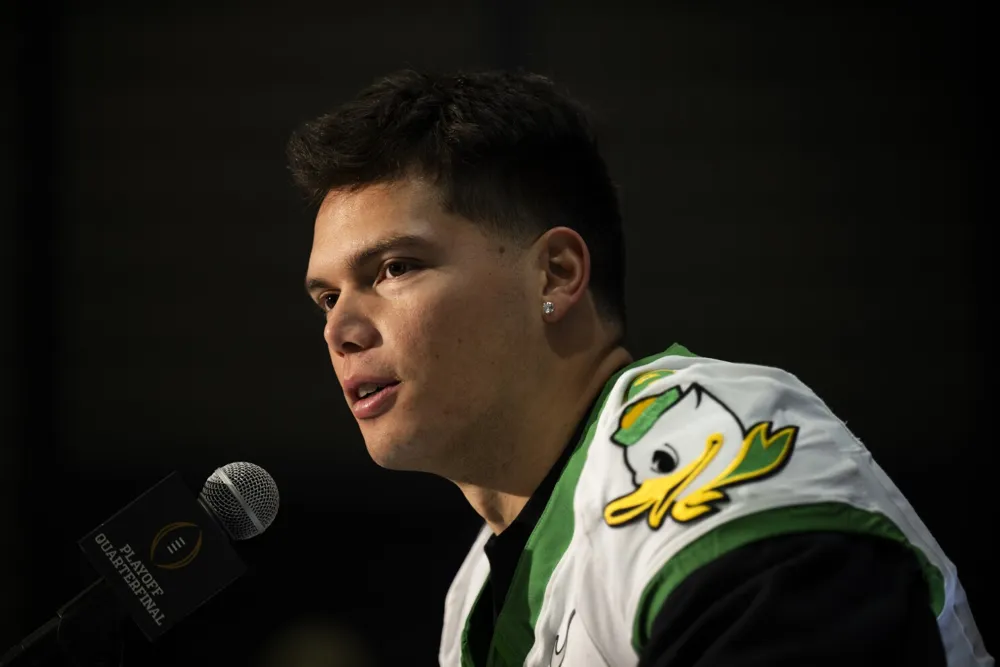 Veteran QBs Dillon Gabriel and Will Howard Lead Oregon and Ohio State to Rose Bowl