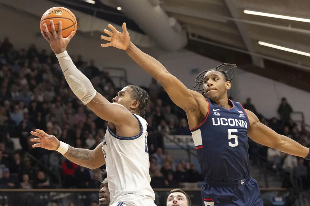 Villanova edges No. 9 UConn 68-66 with Dixon's second-half surge