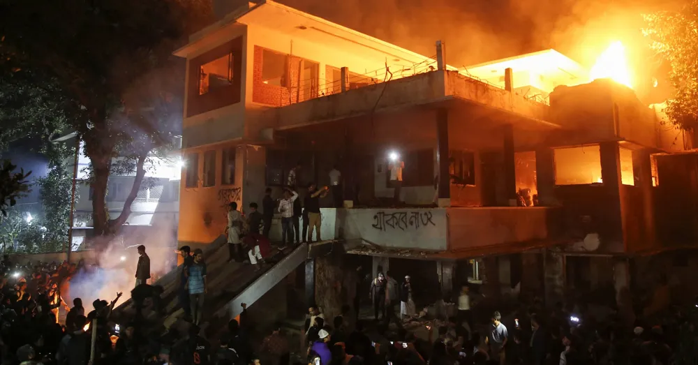 Bangladesh Protesters Demolish Historic House of Former Prime Minister Sheikh Hasina