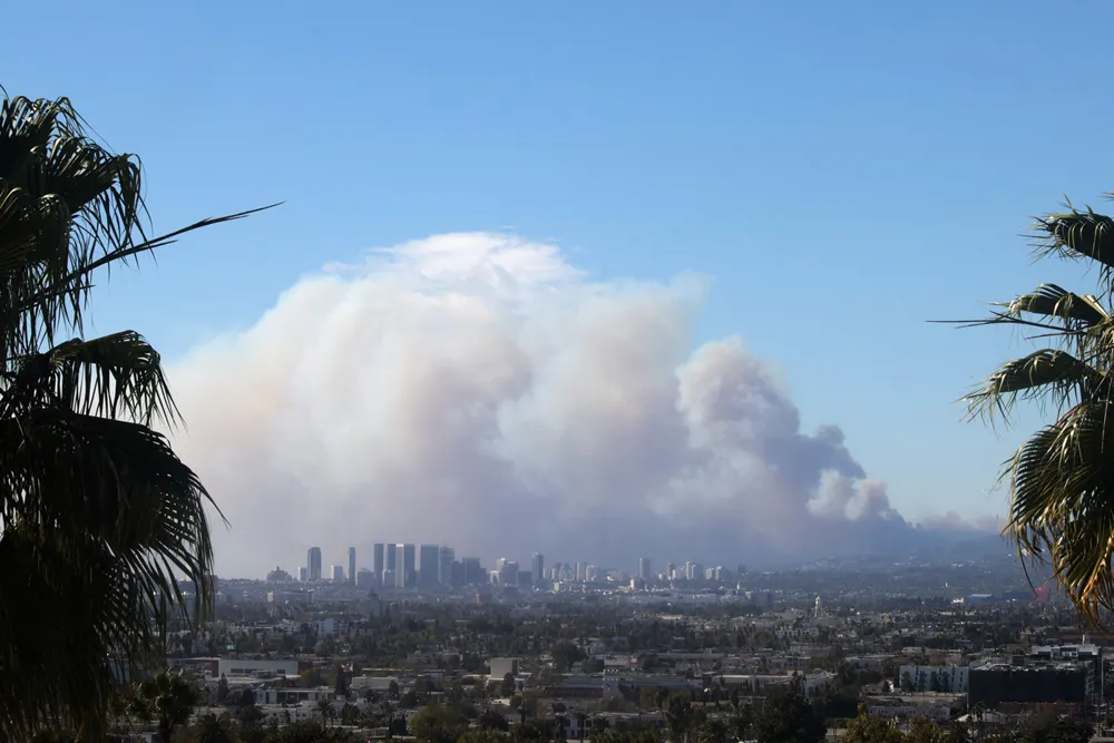 Wildfire smoke from Los Angeles spreads southward as winds shift