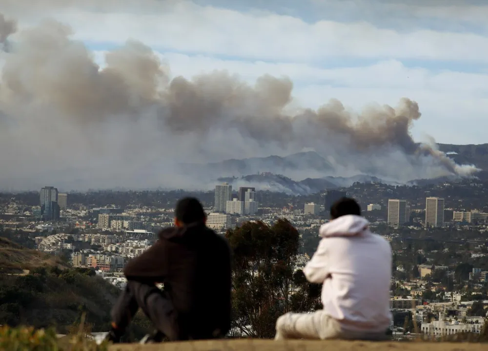 Wildfire smoke lingers in Southern California, prompting air quality concerns this weekend