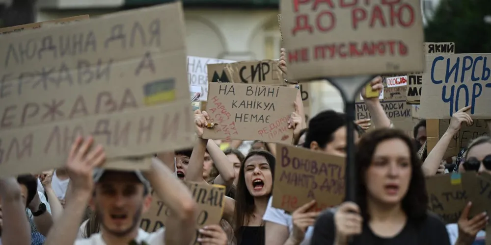 Zelensky Dismisses Army Chief Syrsky Amid Political Crisis and Protests