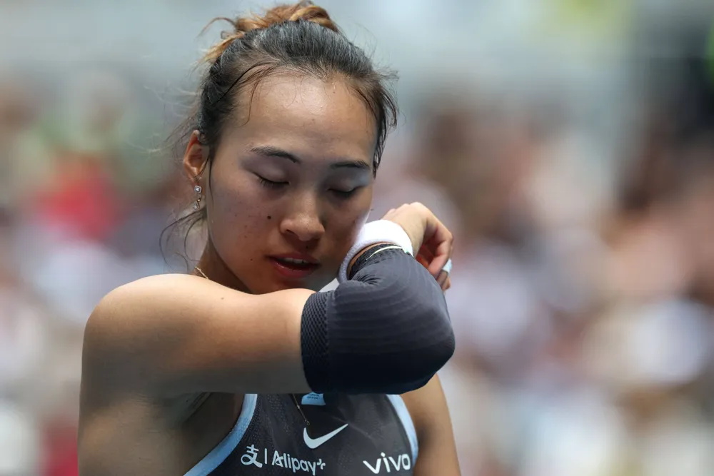 Zheng Qinwen Stunned by Siegemund; Sabalenka Fights Through at Australian Open