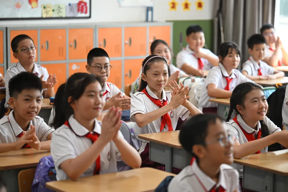 Zhengzhou Becomes First City in China to Prohibit Cellphone Use in Schools